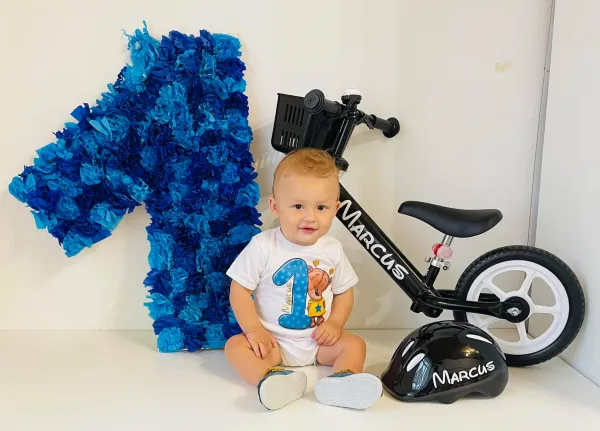 myRunbike Moje odrážadlo s menom - čierne s bielymi kolesami
