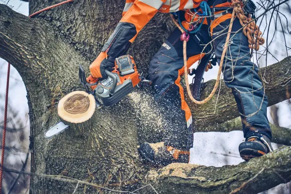 Akumulátorová reťazová píla Husqvarna T542i XP® bez akumulátora a nabíjačky