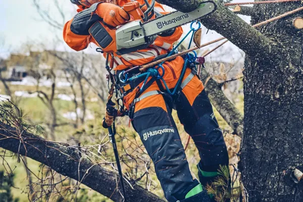 Akumulátorová reťazová píla Husqvarna T542i XP® bez akumulátora a nabíjačky
