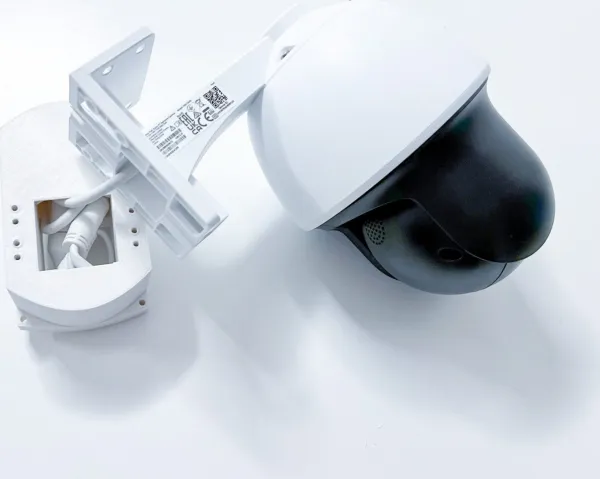 TP-LINK držák s kabelovou krytkou pro kamery VIGI C540 na stěnu a strop, bílý (1ks)