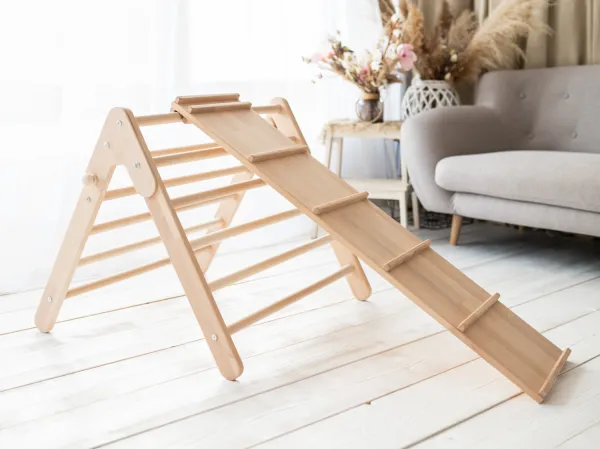 Woodisio Montessori Piklerovej triangel malý PEDRITO buk Farba: Prírodné drevo, Variant: Triangel