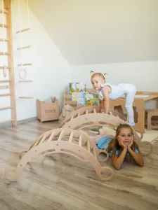 Woodisio Montessori hojdačka drevená s tyčami na preliezanie TULU buk Farba: Prírodné drevo