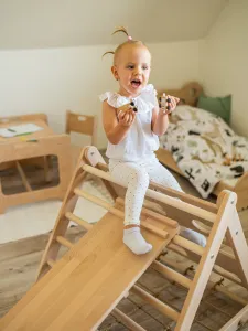 Woodisio Montessori Piklerovej triangel trojstranný MATEO buk Farba: Šedá - Transparentný lak, Variant: Triangel s malou doskou