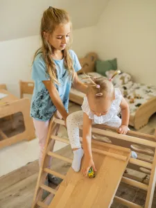 Woodisio Montessori Piklerovej triangel trojstranný MATEO buk Farba: Šedá - Transparentný lak, Variant: Triangel s malou doskou