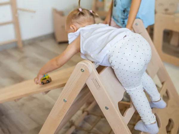 Woodisio Montessori Piklerovej triangel trojstranný MATEO buk Farba: Šedá - Transparentný lak, Variant: Triangel s malou doskou