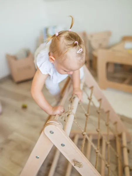 Woodisio Montessori Piklerovej triangel trojstranný MATEO buk Farba: Šedá - Transparentný lak, Variant: Triangel s malou doskou