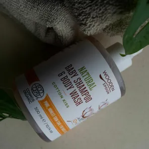 Detský sprchový gél a šampón Wooden Spoon Cotton Kiss 300 ml