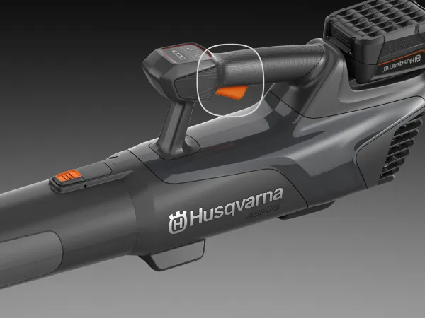 Akumulátorový fúkač Husqvarna Aspire™ B8X-P4A s akumulátorom a nabíjačkou