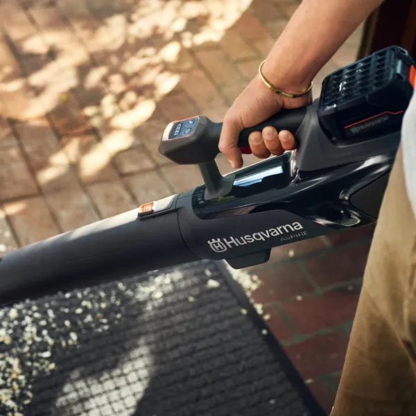 Akumulátorový fúkač Husqvarna Aspire™ B8X-P4A s akumulátorom a nabíjačkou