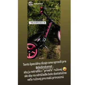 Moje odrážadlo s menom - čierne s ružovými kolesami a čiernymi rúčkami - dizajn Dedinská mať Balenie: odrážadlo, prilba, svetielka a zvonček