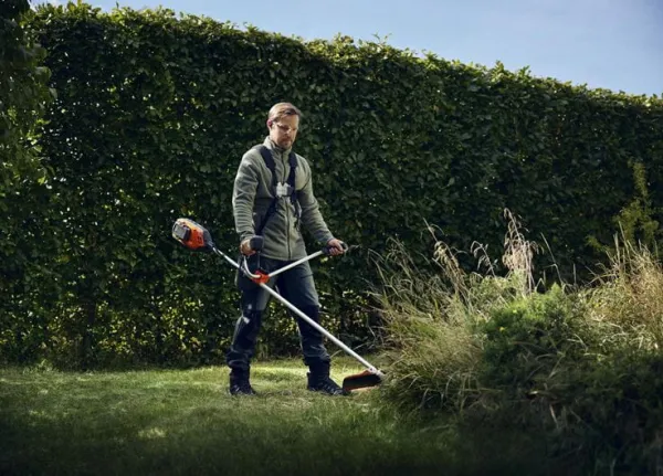 Akumulátorový krovinorez HUSQVARNA AKU 325iR bez batérie a nabíjačky