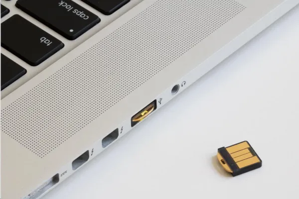 Yubico YubiKey 5 Nano - USB-A, kľúč/token s viacfaktorovým overovaním, podporou OpenPGP a čipovej karty (2FA)