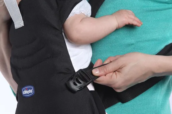 Chicco Easy Fit night čierna,CHICCO Nosič detí Easy Fit - Black Night