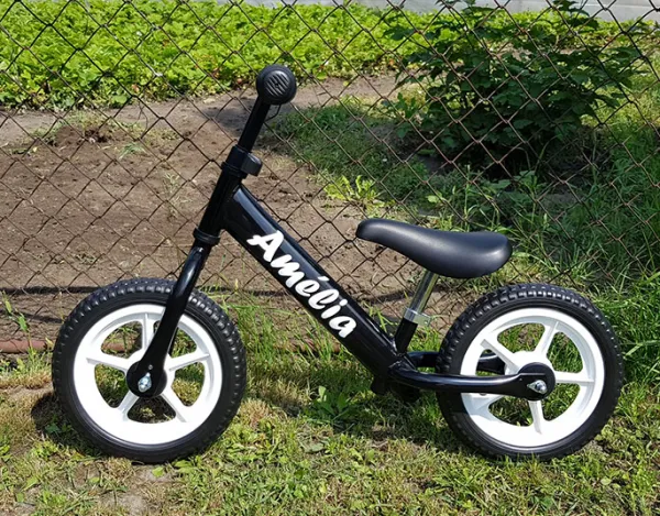 myRunbike Moje odrážadlo s menom - čierne s bielymi kolesami