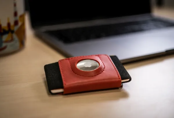 Kožená peňaženka FIXED Tiny Wallet for AirTag z pravej hovädzej kože, (červená) FIXWAT-STN2-RD