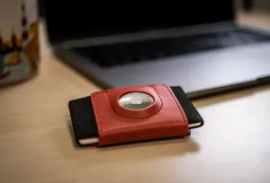 Kožená peňaženka FIXED Tiny Wallet for AirTag z pravej hovädzej kože, (červená) FIXWAT-STN2-RD