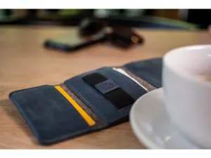 Kožená peňaženka FIXED Tripple Wallet for AirTag z pravej hovädzej kože, (modrá) FIXWAT-TR2-BL