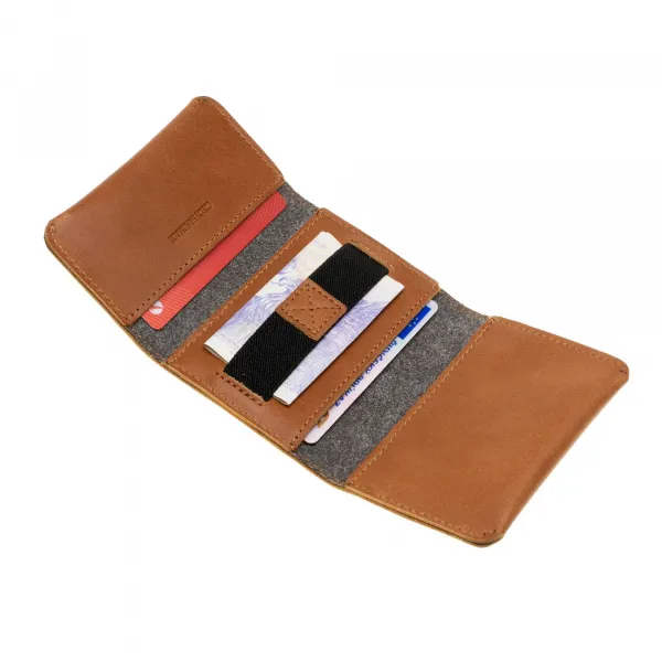 Kožená peňaženka FIXED Tripple Wallet for AirTag z pravej hovädzej kože, (hnedá) FIXWAT-TR2-BRW