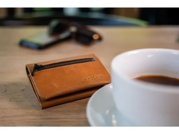 Kožená peňaženka FIXED Tripple Wallet for AirTag z pravej hovädzej kože, (hnedá) FIXWAT-TR2-BRW