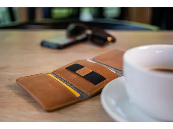 Kožená peňaženka FIXED Tripple Wallet for AirTag z pravej hovädzej kože, (hnedá) FIXWAT-TR2-BRW