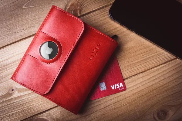 Kožená peňaženka FIXED Classic Wallet for AirTag z pravej hovädzej kože, (červená) FIXWAT-SCW2-RD