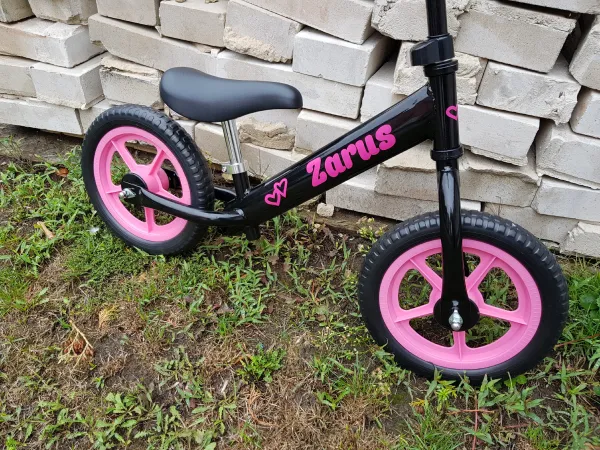 myRunbike Moje odrážadlo s menom - čierne s ružovými kolesami