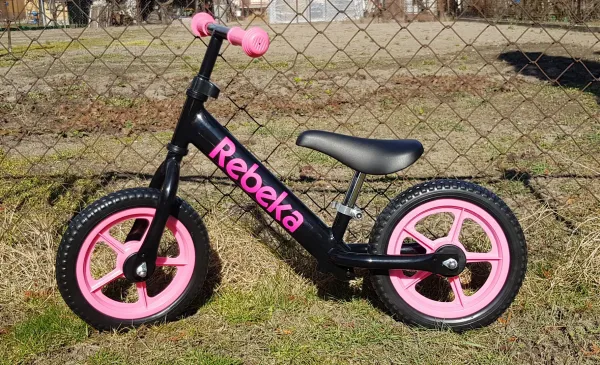 myRunbike Moje odrážadlo s menom - čierne s ružovými kolesami