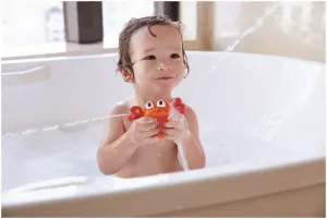 HAPE - Hračky do vody - striekací krab s rybkou