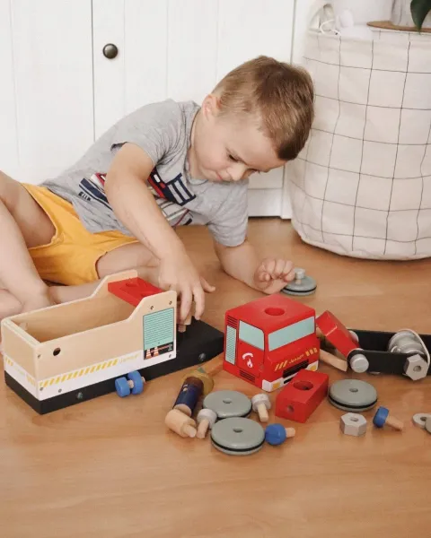 BricoKids - Drevené auto a stavebnica - Hasiči - 45 ks
