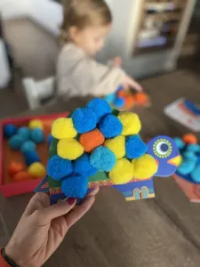 Výtvarná hra - koláž z veľkých brmbolcov