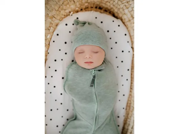 Prestieradlo Sleepee We Care do kočíka, košíka a kolísky čierne bodky/eukalyptus
