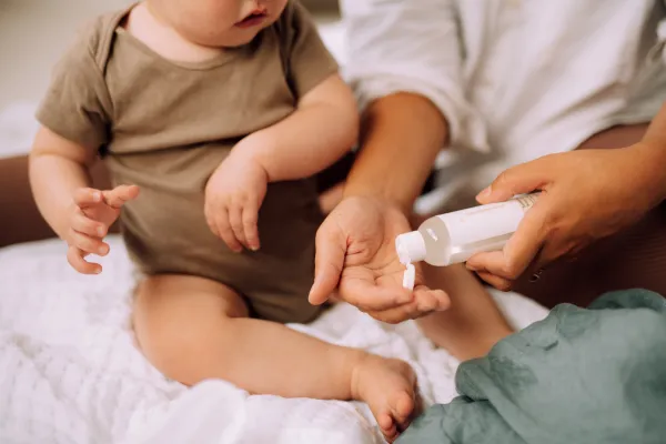 NAÏF Upokojujúci masážny olej pre deti a bábätká prírodný 100 ml