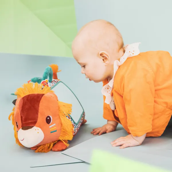 Lilliputiens - textilná hračka s aktivitami a zrkadielkom - lev Jack