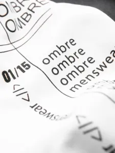 Originálna pánska mikina s nápisom a s kapucňou biela