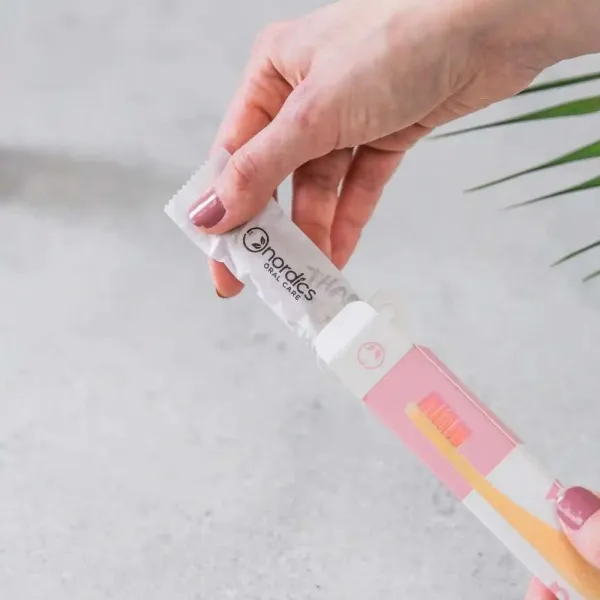 Nordics oral care Bambusová kefka na zuby s ružovými štetinami pre dospelých NORDICS