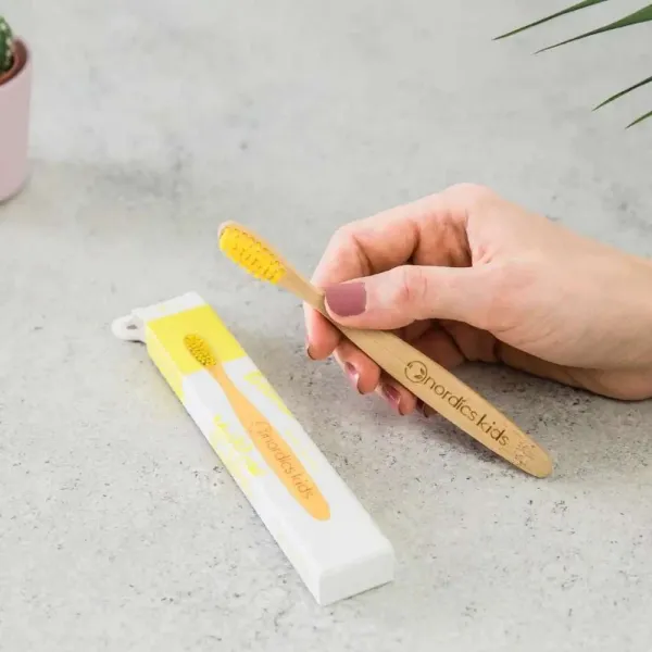 Nordics oral care Detská bambusová kefka na zuby so žltými štetinami NORDICS