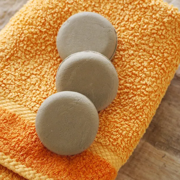 Ponio Tuhý šampón s ichtamolom Hmotnosť šampónu: 60g