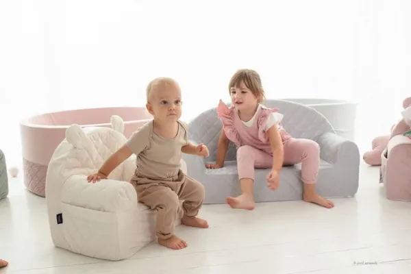 Pohodlné detské kresielko s vreckami KRÉMOVÁ