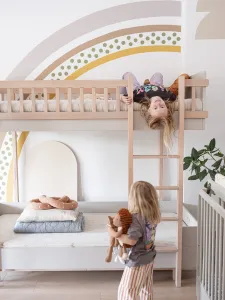 Detská poschodová posteľ s rebríkom vpravo BASIC 90x200 cm Zvoľte farbu: Kašmírová