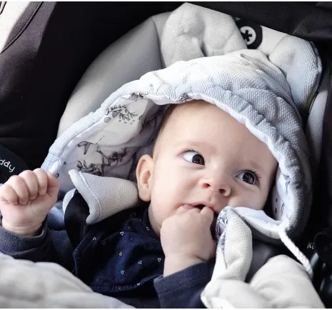 Celoročná zavinovacia deka do autosedačky pre bábätko ZÁHRADA ZVIERAT + TMAVO ŠEDÁ