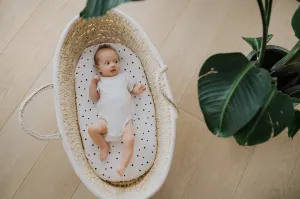 Prestieradlo Sleepee We Care do kočíka, košíka a kolísky čierne bodky/eukalyptus