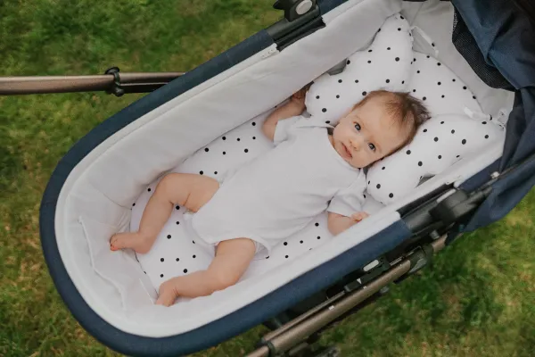 Prestieradlo Sleepee We Care do kočíka, košíka a kolísky bodky/Bloom