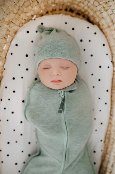 Prestieradlo Sleepee We Care do kočíka, košíka a kolísky čierne bodky/eukalyptus