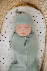 Prestieradlo Sleepee We Care do kočíka, košíka a kolísky čierne bodky/eukalyptus