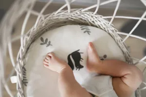 Prestieradlo Sleepee We Care do kočíka, košíka a kolísky bodky/Bloom