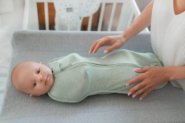Zavinovačka Sleepee First Step Swaddle s čiapočkou zadarmo Eucalyptus