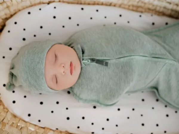 Zavinovačka Sleepee First Step Swaddle s čiapočkou zadarmo Eucalyptus