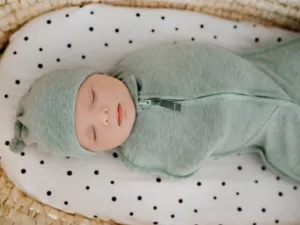 Zavinovačka Sleepee First Step Swaddle s čiapočkou zadarmo Eucalyptus