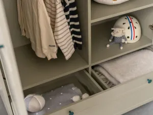 Detská šatníková skriňa so šuplíkom, tyčami a policami VINTAGE eukalyptová