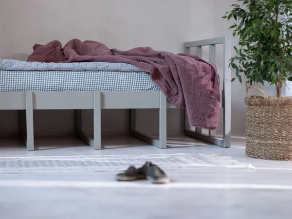 Drevená jednolôžková posteľ s čelami TWEENS Zvoľte farbu: Eukalyptová